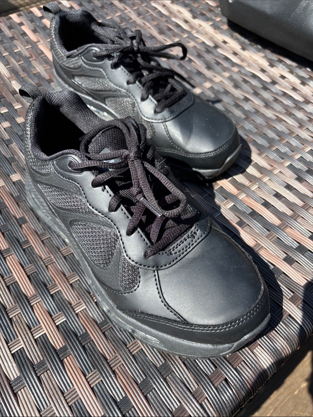 Women’s non-slip shoes sz 7 1/2